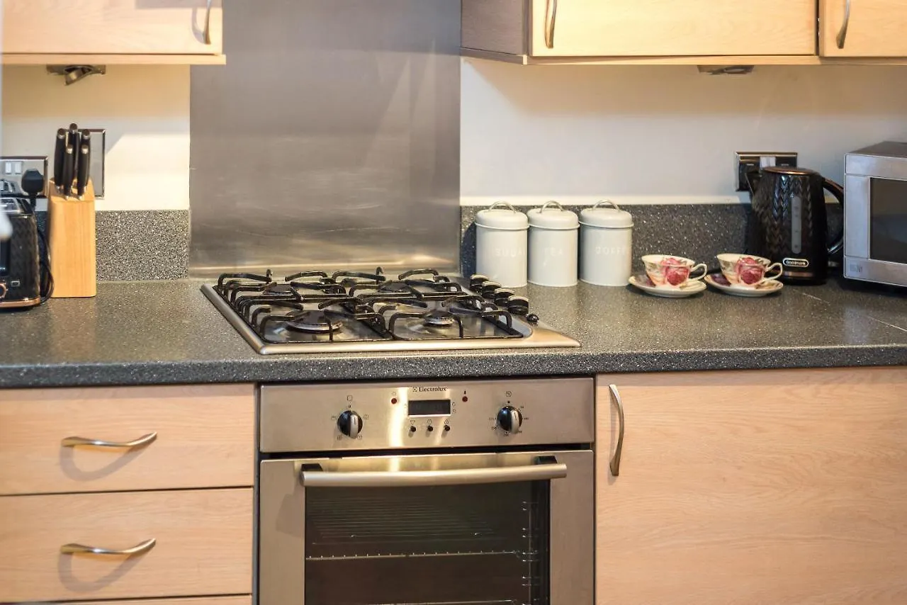 Elegant 2 Bedroom City Centre Apartment - Free Parking - Private Balcony Edinburgh