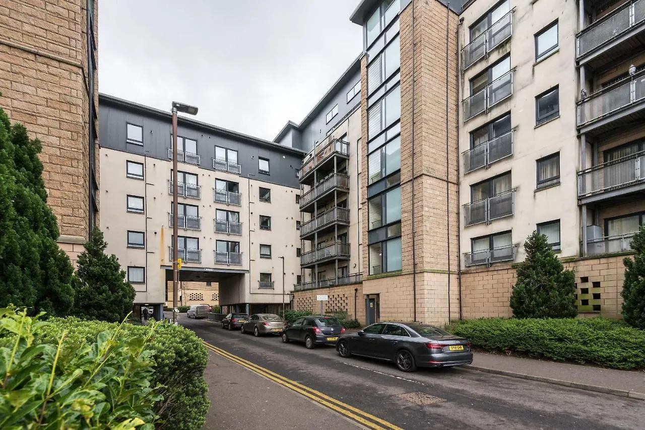 Elegant 2 Bedroom City Centre Apartment - Free Parking - Private Balcony Edinburgh