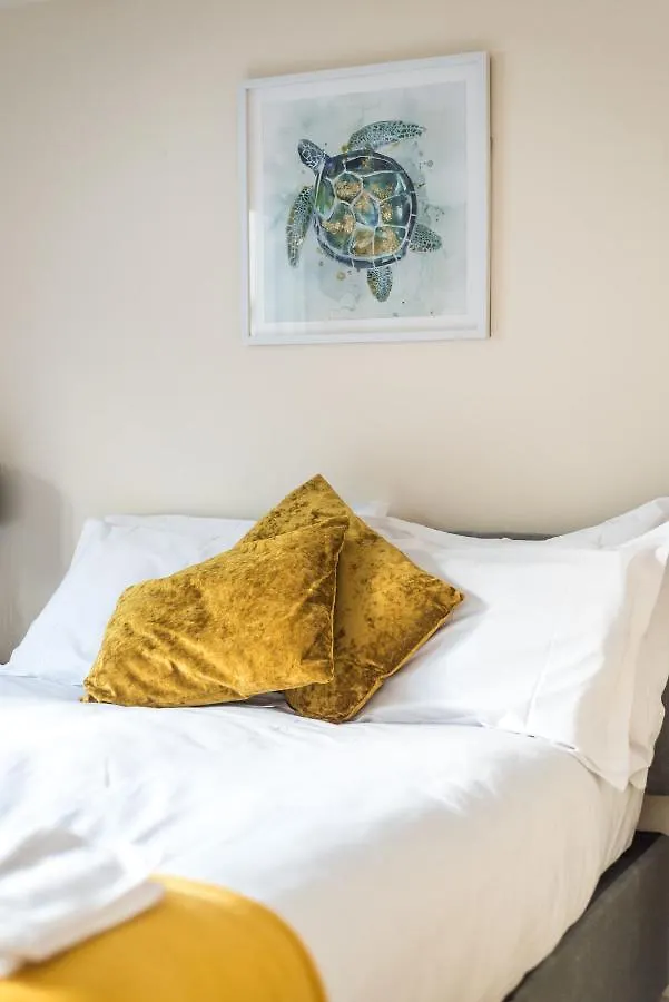 Elegant 2 Bedroom City Centre Apartment - Free Parking - Private Balcony Edinburgh