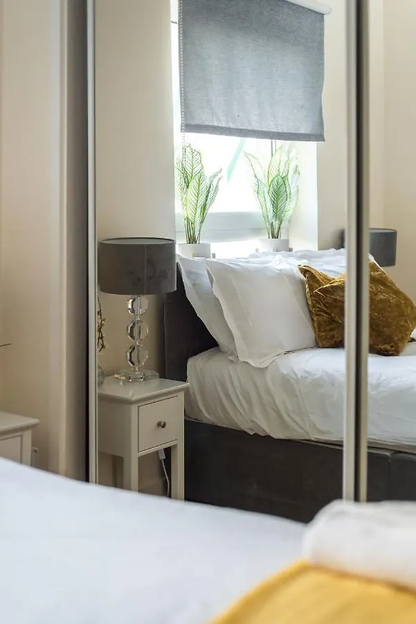 Elegant 2 Bedroom City Centre Apartment - Free Parking - Private Balcony Edinburgh