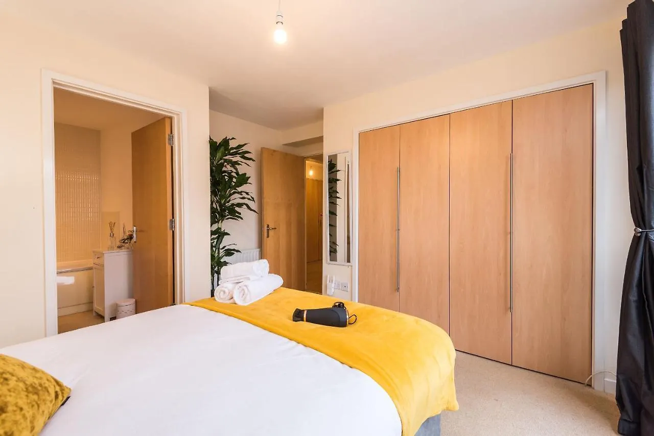 Elegant 2 Bedroom City Centre Apartment - Free Parking - Private Balcony Edinburgh United Kingdom