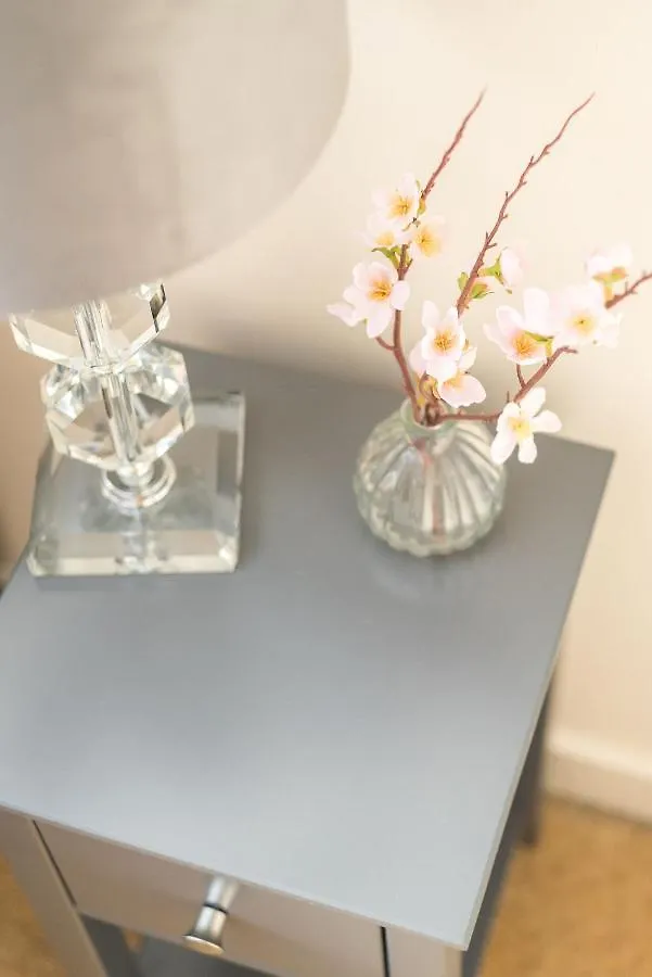 Elegant 2 Bedroom City Centre Apartment - Free Parking - Private Balcony Edinburgh