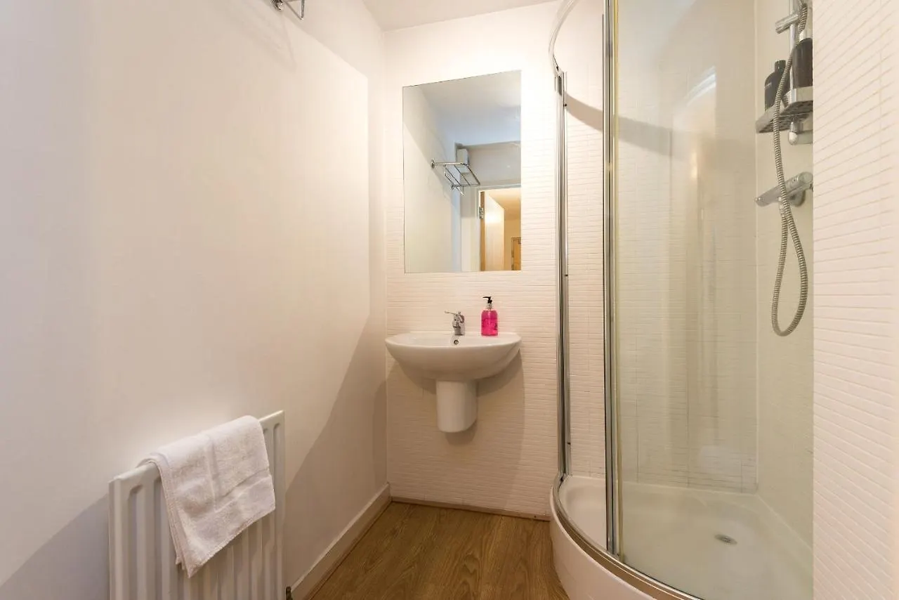 Elegant 2 Bedroom City Centre Apartment - Free Parking - Private Balcony Edinburgh