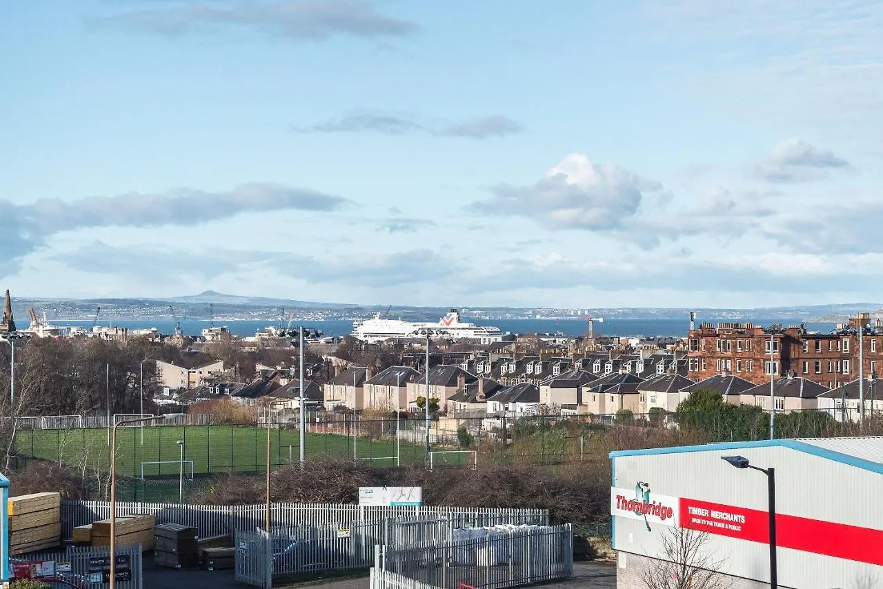 Elegant 2 Bedroom City Centre Apartment - Free Parking - Private Balcony Edinburgh 0*,