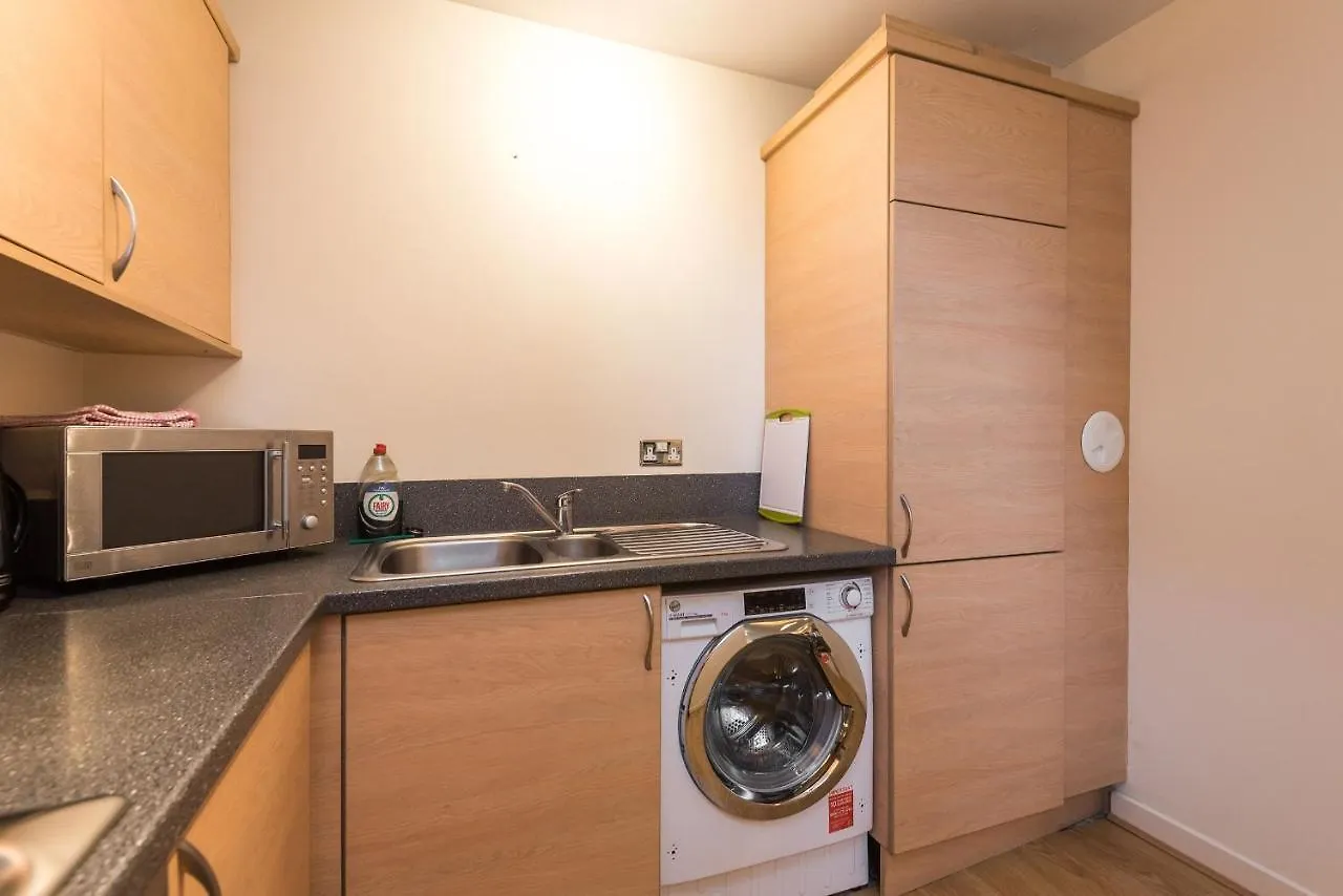 Elegant 2 Bedroom City Centre Apartment - Free Parking - Private Balcony Edinburgh