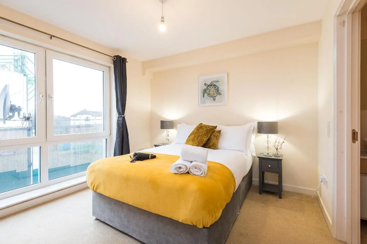 Elegant 2 Bedroom City Centre Apartment - Free Parking - Private Balcony Edinburgh