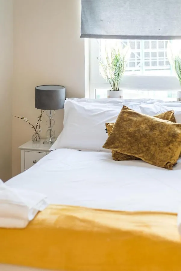 Elegant 2 Bedroom City Centre Apartment - Free Parking - Private Balcony Edinburgh 0*,