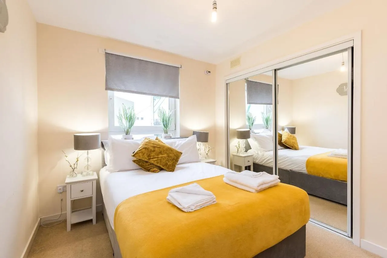 Elegant 2 Bedroom City Centre Apartment - Free Parking - Private Balcony Edinburgh