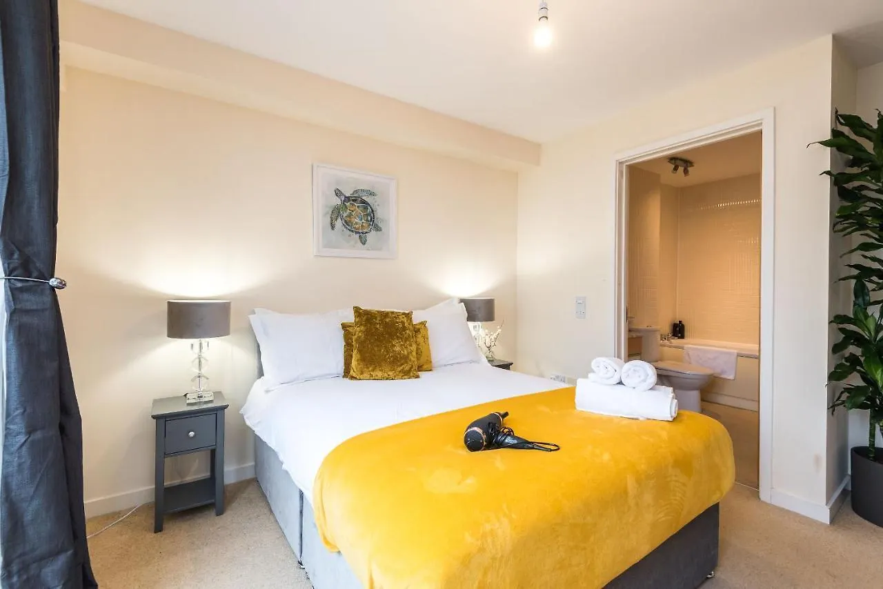 Elegant 2 Bedroom City Centre Apartment - Free Parking - Private Balcony Edinburgh