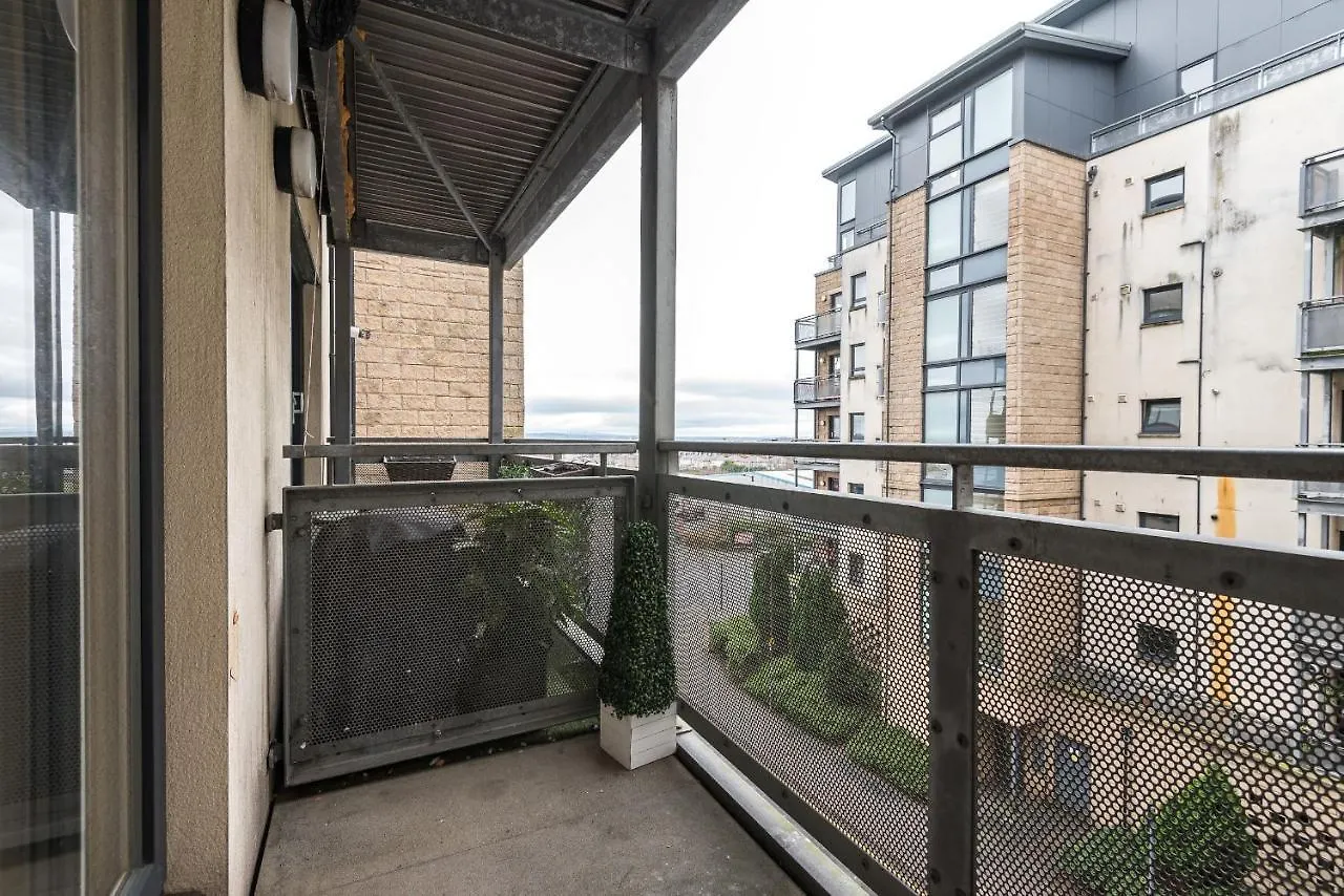 Elegant 2 Bedroom City Centre Apartment - Free Parking - Private Balcony Edinburgh