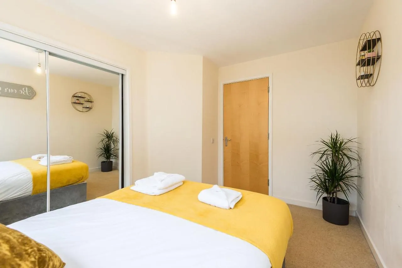 Elegant 2 Bedroom City Centre Apartment - Free Parking - Private Balcony Edinburgh
