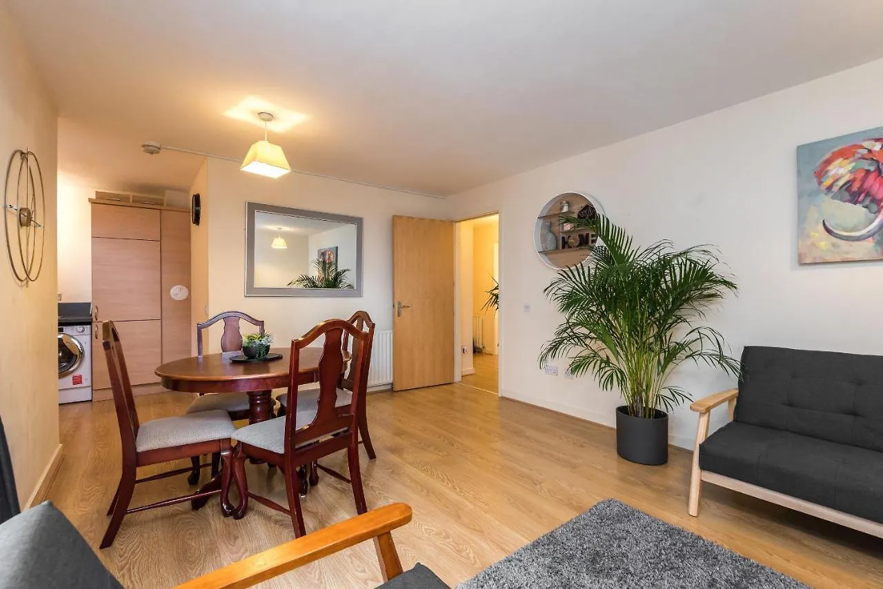 Elegant 2 Bedroom City Centre Apartment - Free Parking - Private Balcony Edinburgh United Kingdom