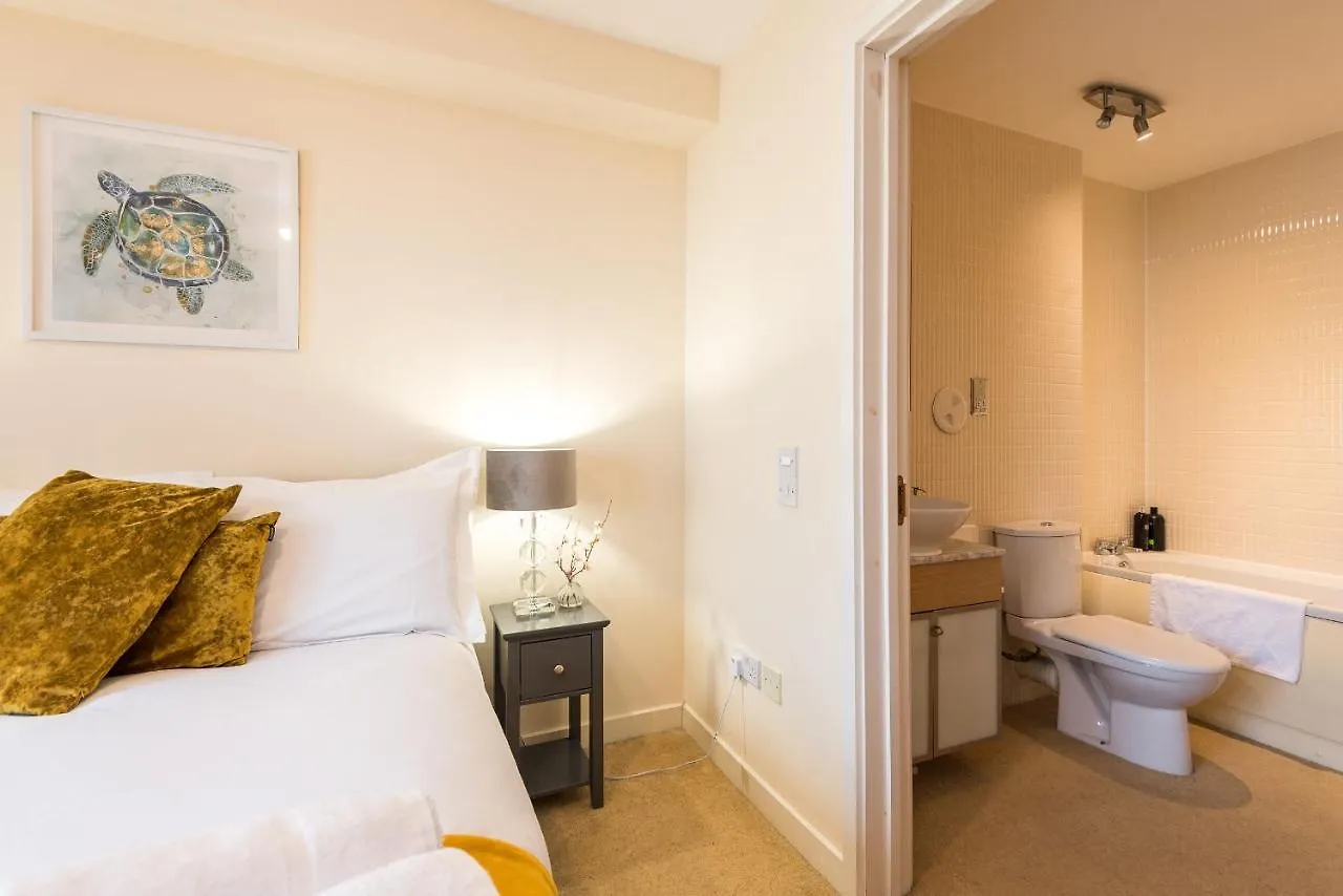 Elegant 2 Bedroom City Centre Apartment - Free Parking - Private Balcony EDI