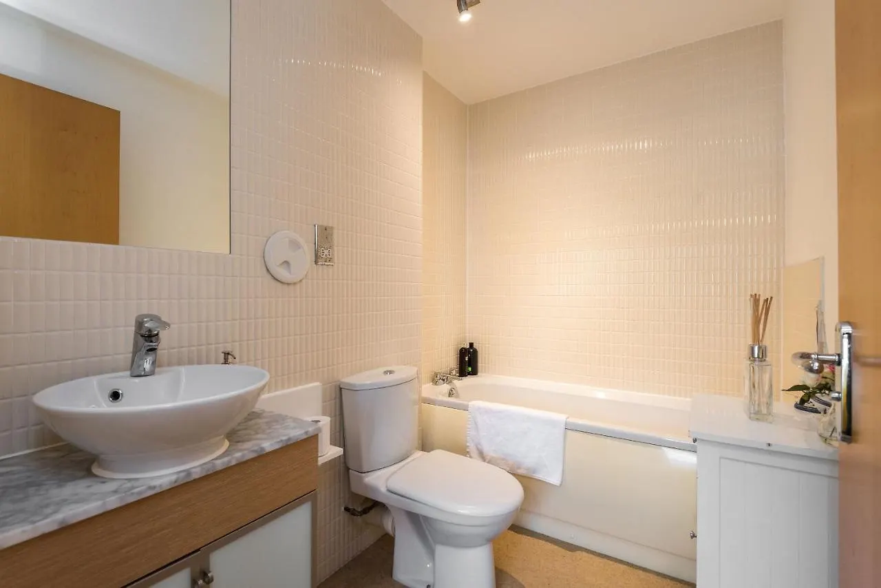 Elegant 2 Bedroom City Centre Apartment - Free Parking - Private Balcony EDI 0*,