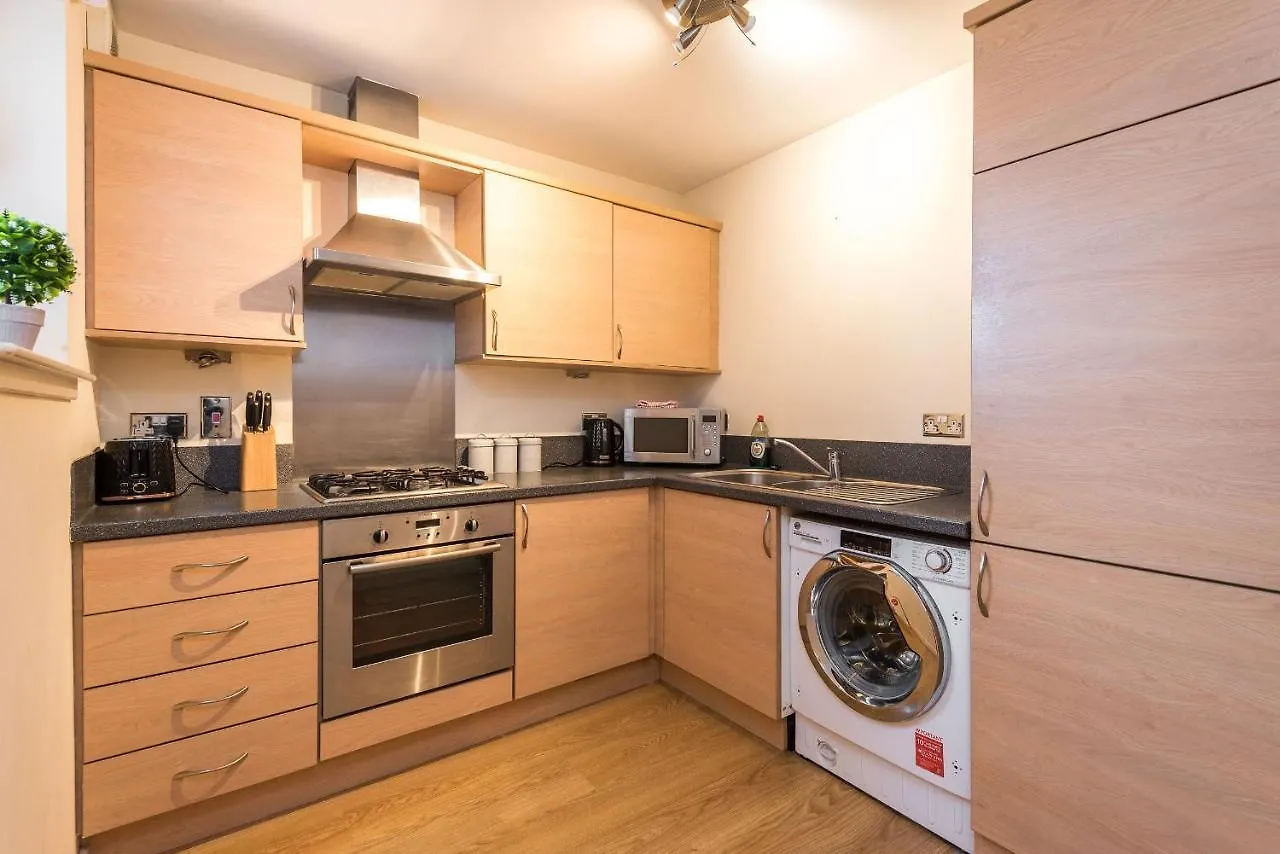 Elegant 2 Bedroom City Centre Apartment - Free Parking - Private Balcony EDI