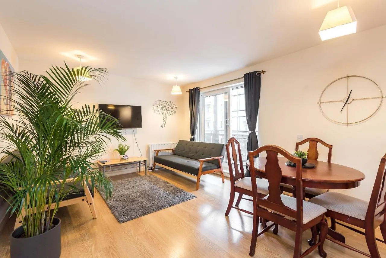 Elegant 2 Bedroom City Centre Apartment - Free Parking - Private Balcony Edimburgo